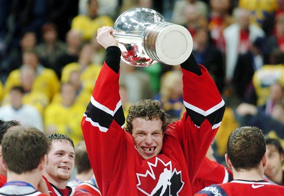 Kanaan Dany Heatley se raduje z finálového vítzství na hokejovém ampionátu v...