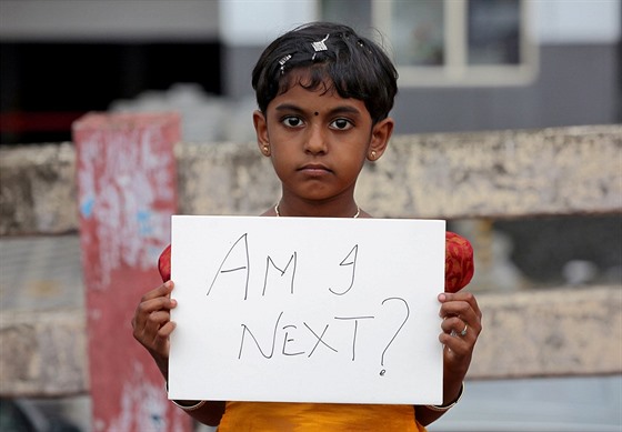 Mladá dívka drí ceduli s nápisem Budu dalí? bhem protest v Indii
