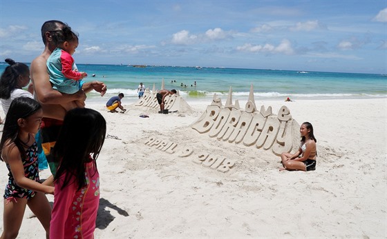 Plá na filipínském ostrov Boracay