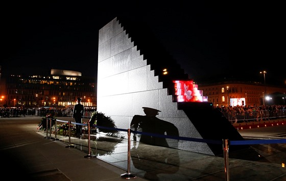 V centru Varavy odhalili pomník obtem letecké havárie u Smolenska. (10. dubna...