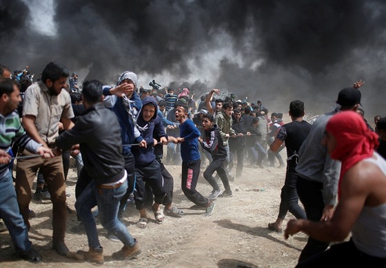 Na hranicích Pásma a Gazy protestovaly tisíce Palestinc. (13. dubna 2018)