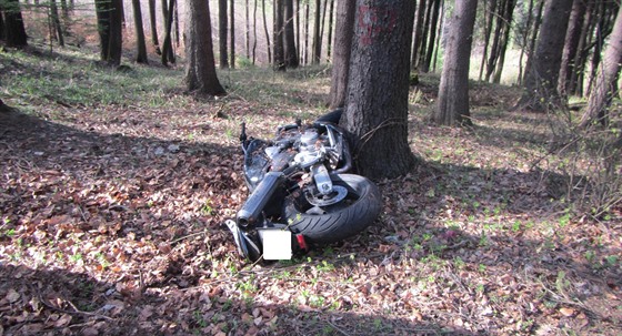Devětadvacetiletý motocyklista nepřežil u Horní Lhoty na Zlínsku čelní střet s...