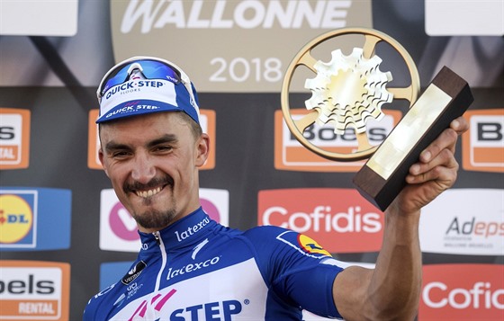 S TROFEJÍ. Julian Alaphilippe slaví výhru na Valonském ípu.