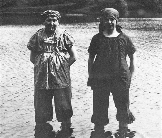 Spisovatelé Jaroslav Haek (vlevo) a Zdenk Matj Kudj na výlet v roce 1914....