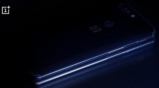 OnePlus 6 se na prvním oficiálním snímku píli neodhaluje. Leí toti pod...