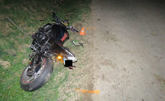 Motocyklista při nehodě utrpěl těžké zranění.