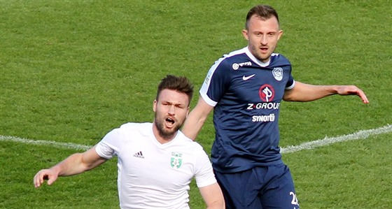 Stoper fotbalového Slovácka Jiří Krejčí (vpravo) a útočník Karviné Tomáš Wágner.