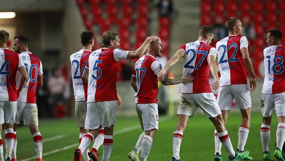Fotbalisté Slavie se radují po gólu Miroslava Stocha.