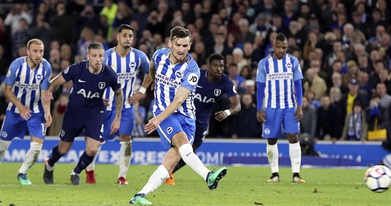 Pascal Gross z Brightonu promuje penaltu v zápase s Tottenhamem.