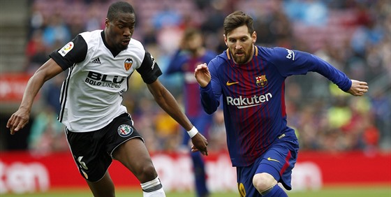 Lionel Messi (vpravo) z Barcelony se snaží proniknout přes bránícího Geoffreyho...