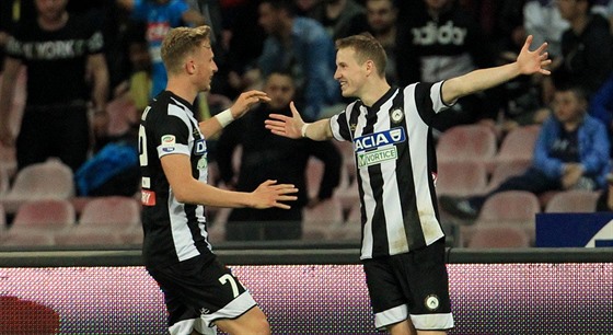 Jakub Jankto (vpravo) z Udinese se raduje z gólu se spoluhráčem a krajanem...