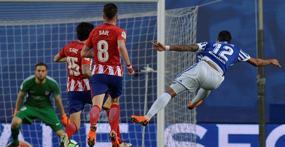 Willian Jose ze San Sanastianu stílí na branku Atlética Madrid.