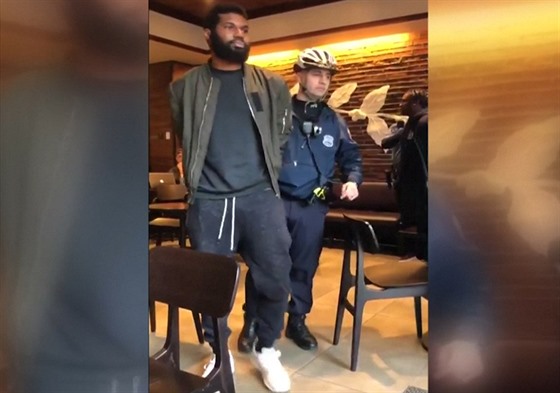 Policie bezdůvodně zatkla dva černochy ve Starbucksu