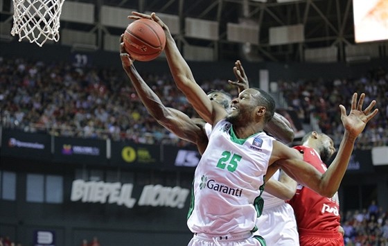 JaJuan Johnson z Darüssafaky ve finále Eurocupu.