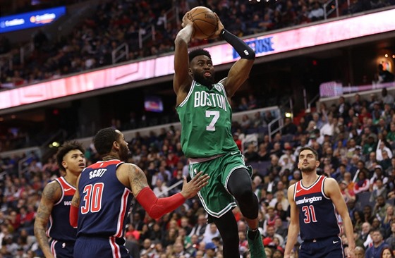 Jaylen Brown (7) z Bostonu letí ke koi Washingtonu mezi Kellym Oubrem Jr....