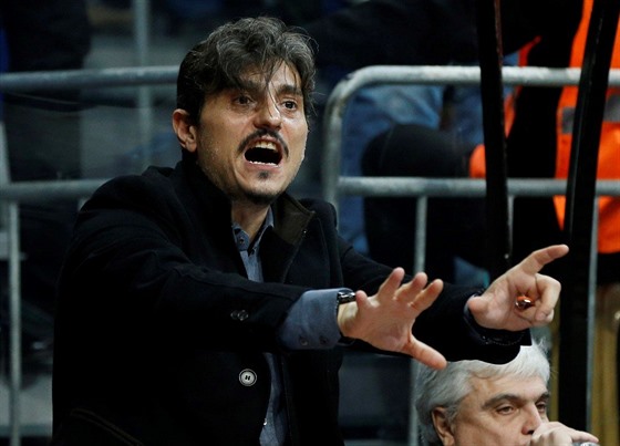 Dimitris Janakopulos, majitel Panathinaikosu Atény, se vzteká během zápasu s...