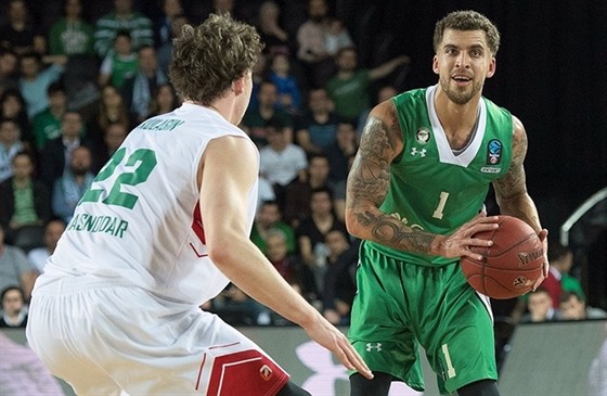 A JET SE U TOHO SMJE. Scottie Wilbekin (vpravo) z Darüssafaky vládl Eurocupu...