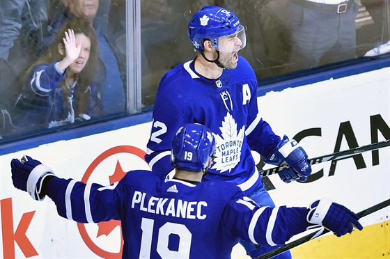 Tom Plekanec a Patrick Marleau se raduj z glu Toronta.