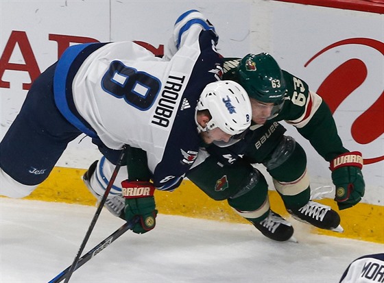 Jacob Trouba (vlevo) z Winnipegu a Tyler Ennis z Minnesoty bojují u mantinelu.