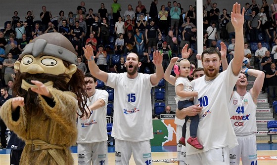 Díntí basketbalisté se radují z výhry nad Svitavami.