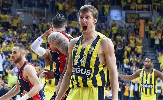 Jan Veselý z Fenerbahce oslavuje svou sme do koe Baskonie.