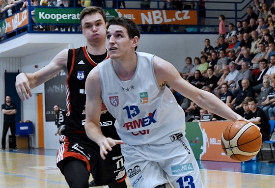 Dínský basketbalista Filip Kroutil (vpravo) obeel Eduarda Kotáska ze Svitav.