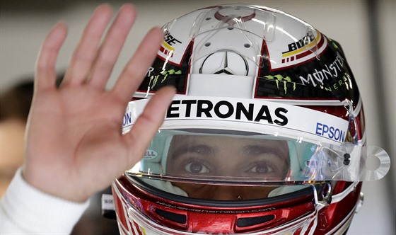 Lewis Hamilton mává fanoukm po tréninku na Velkou cenu íny formule 1.