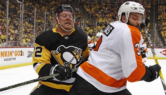 Patric Hornqvist z Pittsburghu (vlevo) a obránce Philadelphie Radko Gudas v...