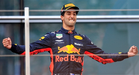 Daniel Ricciardo z Red Bullu slaví triumf na Velké cen íny.