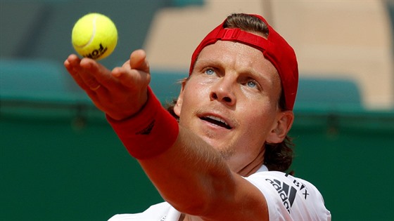 Tomá Berdych servíruje v prvním kole turnaje v Monte Carlu.