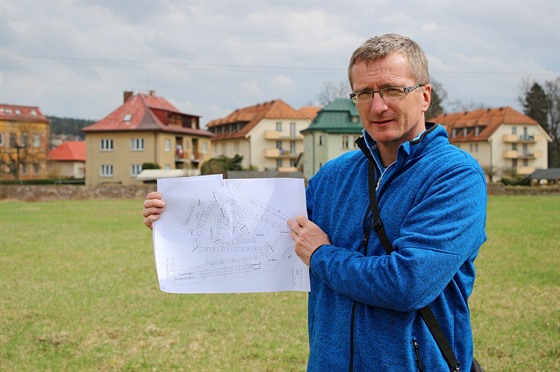 Místostarosta Petr Kesner pedstavuje plány radnice v Hostinném na výstavbu...