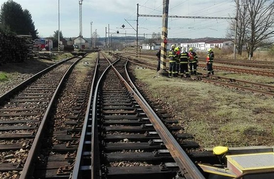 Pi pádu z rychlíku u Nezvstic na Plzesku dnes dopoledne zemela ena....