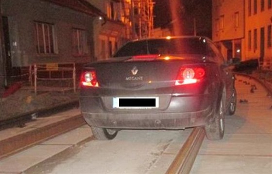 Opilý muž se snažil projet Valchařskou ulicí v Brně, zastavily ho ale koleje.