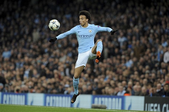 Leroy Sané z Manchesteru City zpracovává vysoký balon.