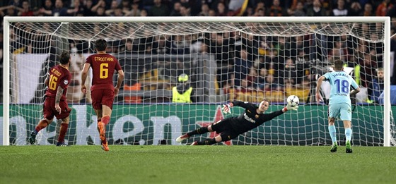 KAPITÁN PROMUJE. Daniele De Rossi z AS ím pekonává z penalty barcelonského...