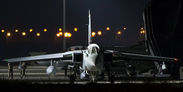 „Odfiltrujte bělochy.“ RAF při náboru pilotů protežuje ženy a menšiny