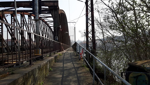 elezniní most pes Vltavu, který spojuje Výto se Smíchovem.