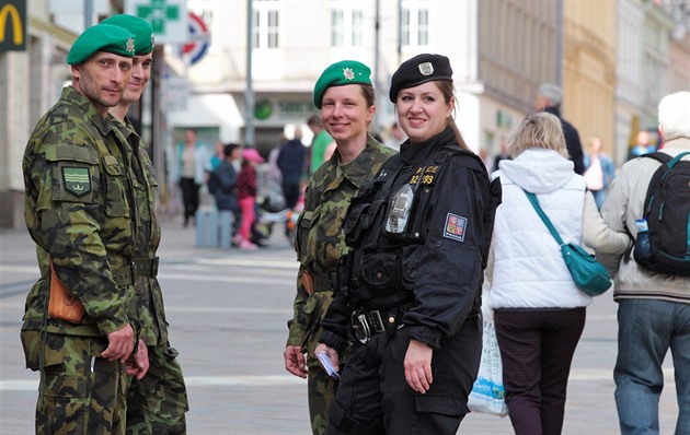 V centru Karlových Var hlídkovali policisté spolen se záloáky, kteí se...