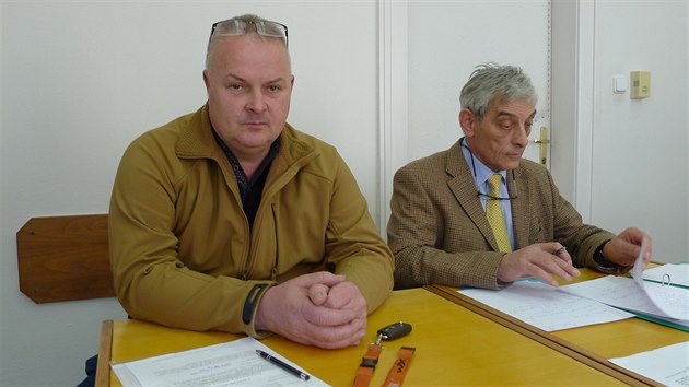 Zleva zbroja Martin Rudolf a jeho advokát Michal Pacovský.