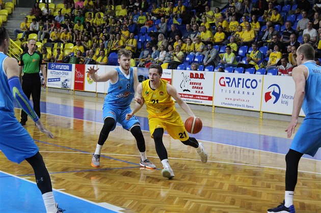 Radovan Kou�il (ve �lutém) z Opavy obe�el Ji�ího Dedka z Olomoucka.