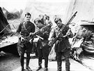 Kanadtí vojáci si prohlíejí kulomety z trojploníku Manfreda von Richthofena