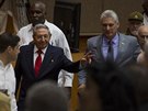 Raúl Castro a Miguel Díaz-Canel na zasedání kubánského parlamentu (17. dubna...