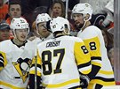 Sidney Crosby slaví se spoluhrái s Pittsburghu svj gól na led Philadelphie.