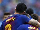 Luis Suárez (Barcelona) slaví spolen s asistentem Coutinhem první gól do sít...