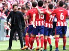 Fotbalisté Atlética Madrid slaví úspnou akci s trenérem Diegem Simeonem.