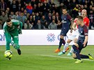 Giovani Lo Celso (v popedí) stílí branku PSG v utkání proti Monaku.