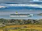 Výletní lo Costa Luminosa kotví ve fjordu ped grónským pístavem Ilulissat.