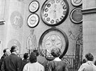 Turisté ped socialistickorealistickým orlojem v Olomouci v záí 1957. Bhem...