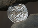 Jedna z mincí stíbrného pokladu, nalezeného amatérskými archeology na nmeckém...