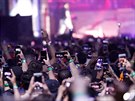 Diváci si natáejí na mobilní telefony vystoupení hudebníka Eminema na...